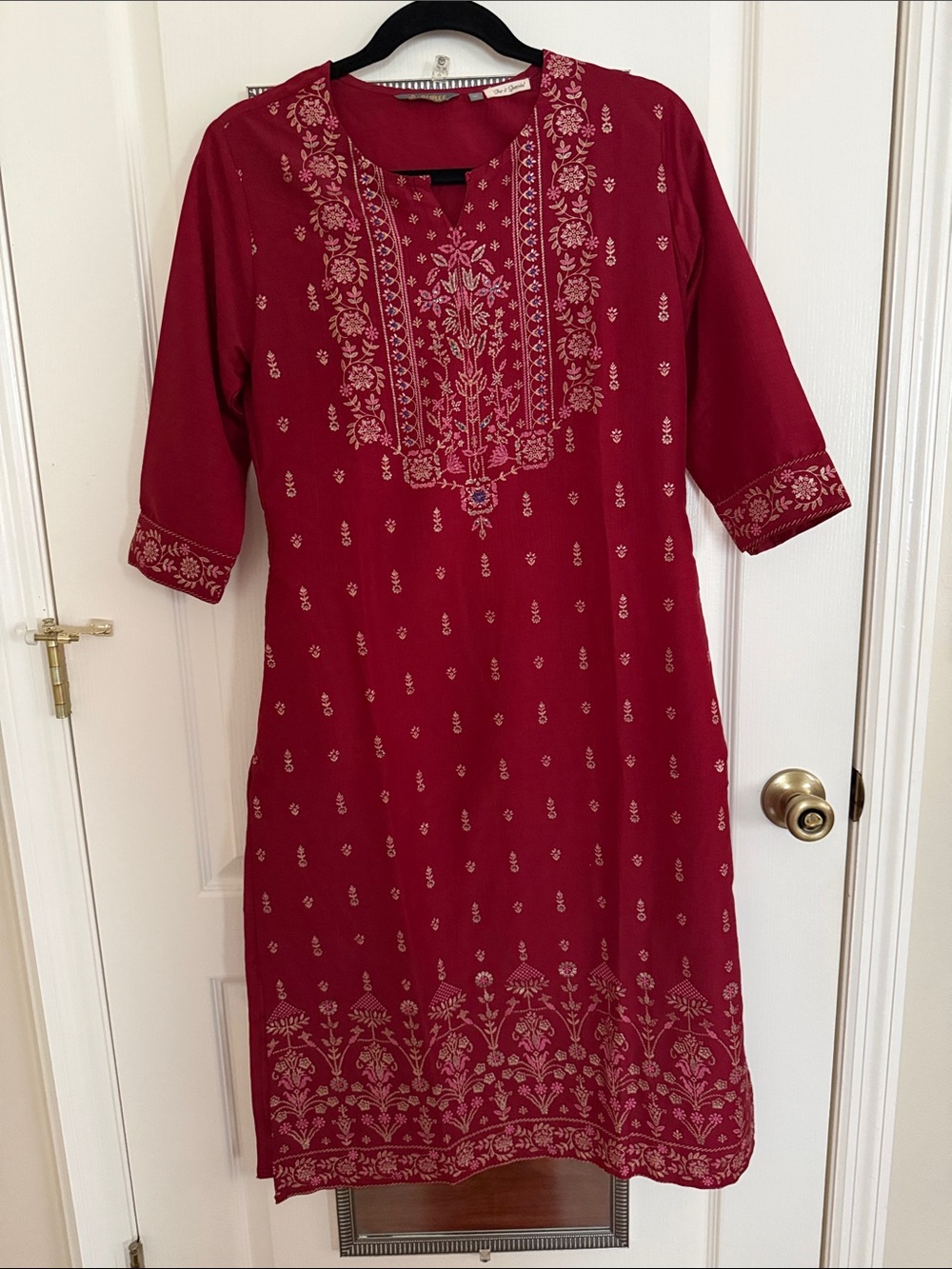 Women's Embroidered kurta / salwar set